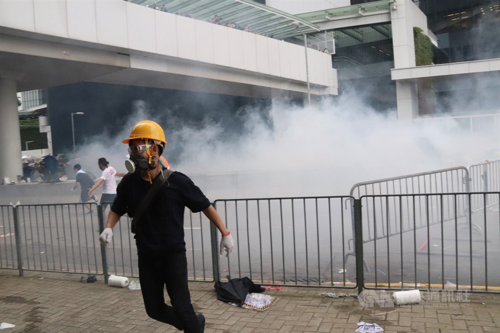 香港「反送中」示威衝突升高,警方12日下午在立法會旁對示威者施放至少10枚催淚瓦斯。部分示威者雖被驅趕,但大部分仍占領馬路通道。中央社記者張謙香港攝 108年6月12日