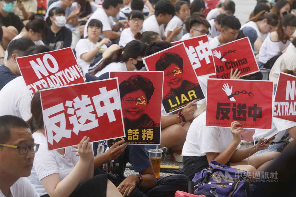 香港「逃犯條例」修法引發爭議,在台香港學生12日上午起就到高雄文化中心廣場牌樓下靜坐,到下午已逾百人,不僅有學生,也有在台工作的香港人或是聲援行動的在地民眾,他們說要與香港同步抗爭,一起表達港人「反送中」心聲。中央社記者董俊志攝 108年6月12日