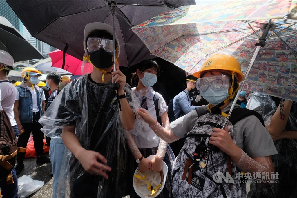 香港立法會原定12日上午11時開會,針對逃犯條例修訂草案進行二讀,但立法會主席指示延後舉行,稍後再通知議員。逾萬名年輕人包圍立法會及占領主要幹道,港民戴上口罩及護目鏡,對抗議行動做好萬全準備。中央社記者王飛華攝 108年6月12日