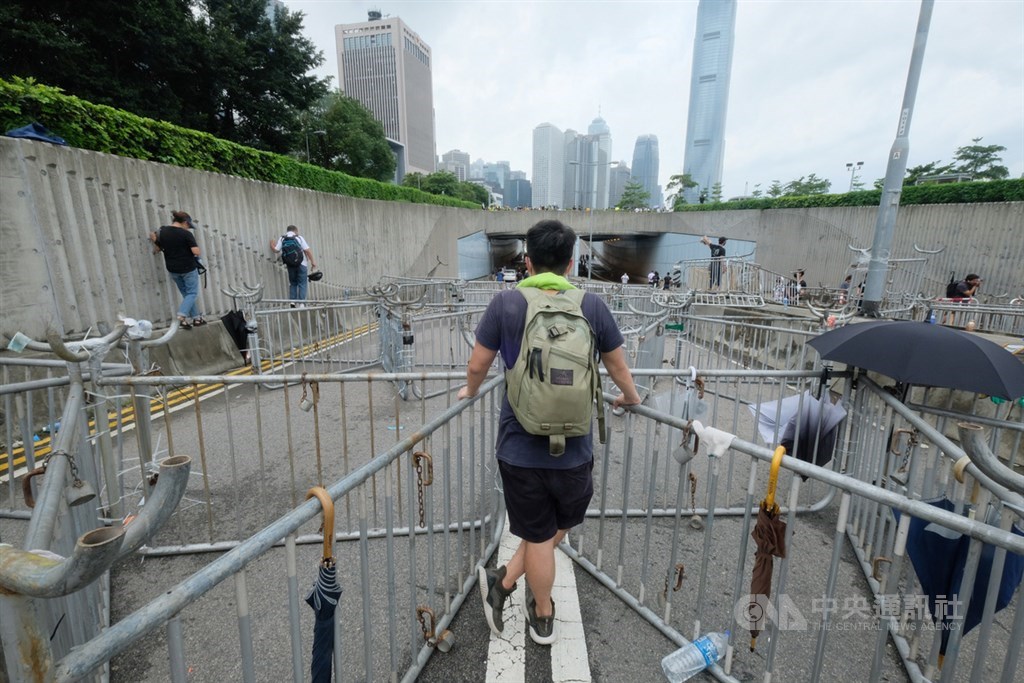 香港9日爆發反送中大遊行,12日又有逾萬名年輕人包圍立法會並占領主要幹道,抗議逃犯條例草案進行二讀。香港警方加重部署,架設多層拒馬陣。中央社記者王飛華攝 108年6月12日