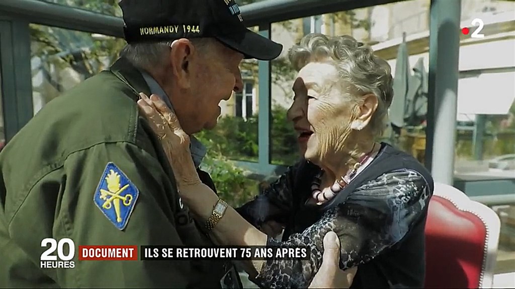 美國98歲老兵羅賓斯(左)與二戰時相遇的法籍戀人嘉納耶(右)時隔75年重逢。(圖取自法國第2電視台網頁france.tv/france-2)