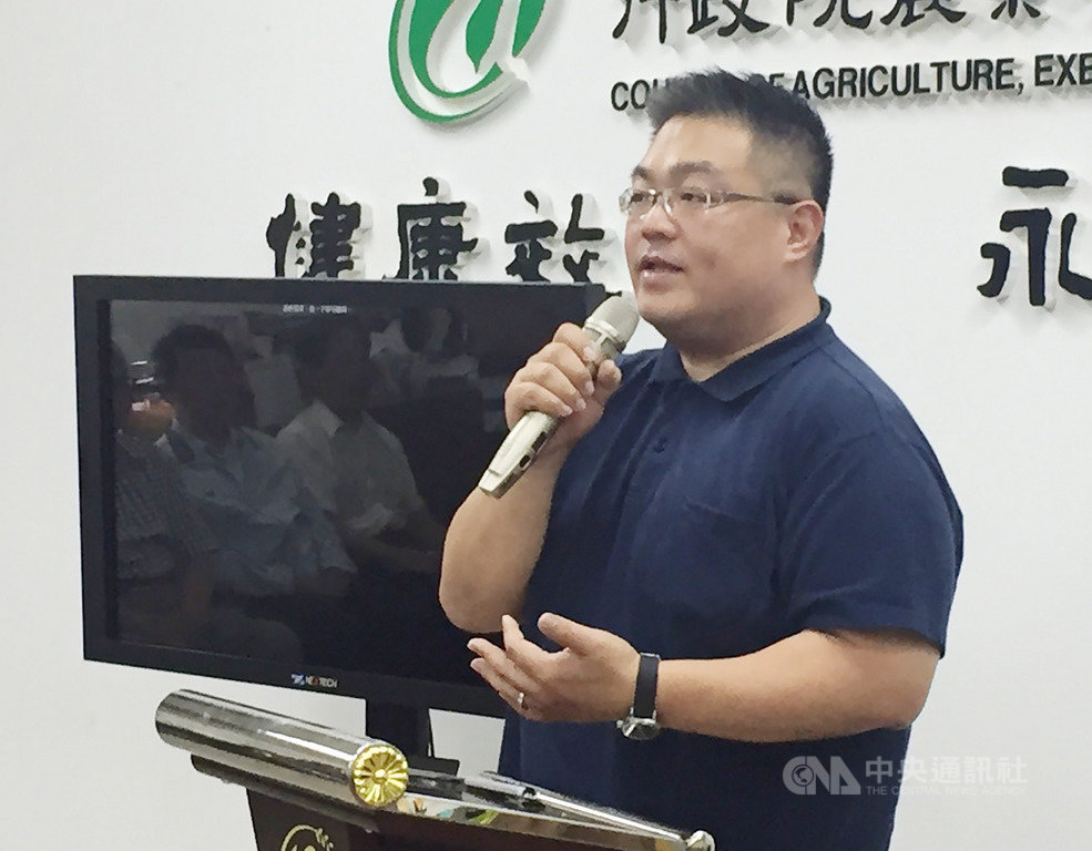 台灣秋行軍蟲入侵首例通報者張先生12日公開分享心得,他相信一般人看到會覺得是普通蟲,假如相關新聞能出現在消費、生活類別中,還有政府快將秋行軍蟲防疫拉高為全民防疫,應該有更多人能跟他一樣一眼看出,就會有更多人通報。中央社記者楊淑閔攝 108年6月12日