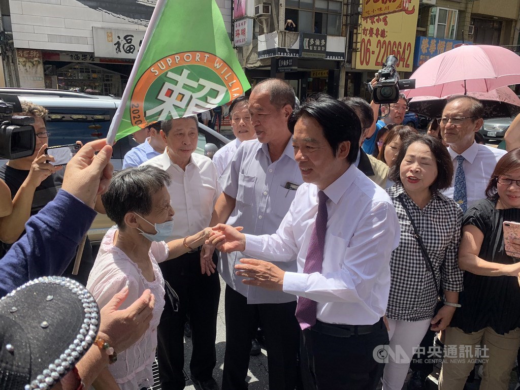 民進黨總統初選結果揭曉,由總統蔡英文勝出。前行政院長賴清德(前右)第一時間回到台南,13日下午赴台灣首廟天壇參拜,受到民眾熱情歡迎。中央社記者張榮祥台南攝 108年6月13日