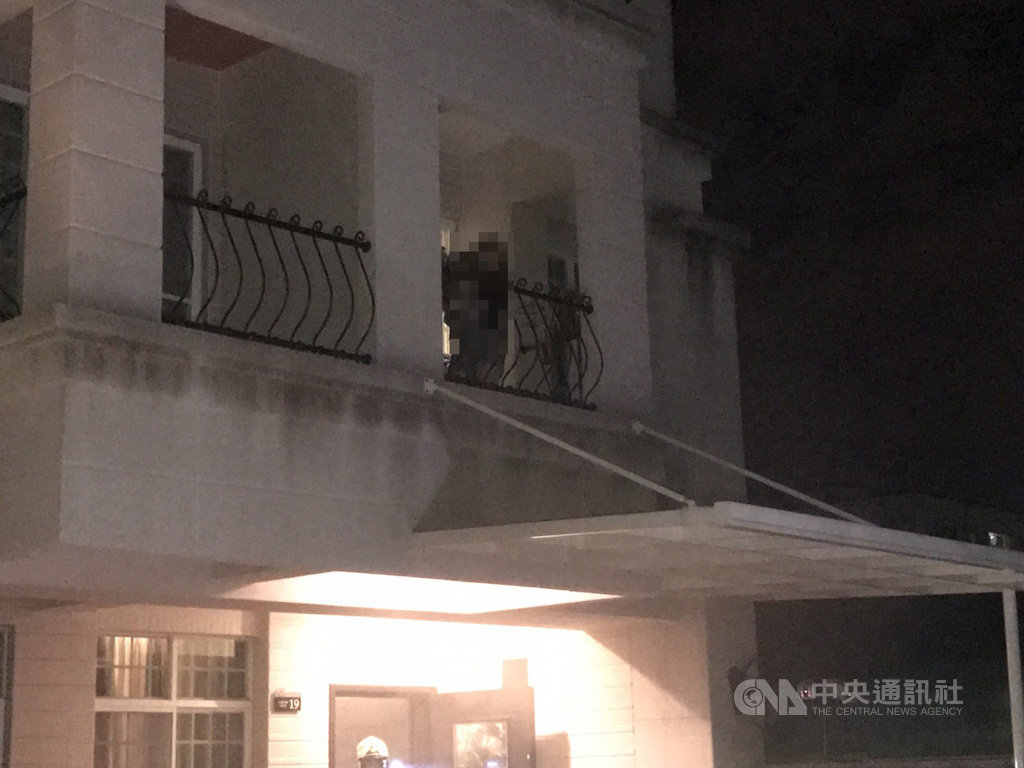 高雄市楠梓區一間透天民宅12日深夜疑因抽油機使用不當引發火警,紀姓女屋主機警抱著5個月男嬰逃至2樓陽台待援,所幸火勢不大,母子平安獲救。(翻攝照片)中央社記者程啟峰高雄傳真 108年6月13日