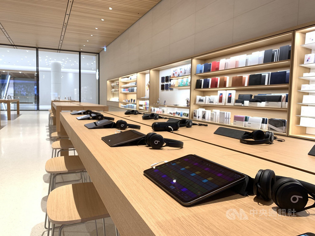 蘋果公司(Apple)在台第2家直營店「Apple信義A13」13日舉辦媒體預覽活動,B1樓層提供15張展示桌,讓顧客體驗超過200種商品。中央社記者吳家豪攝 108年6月13日