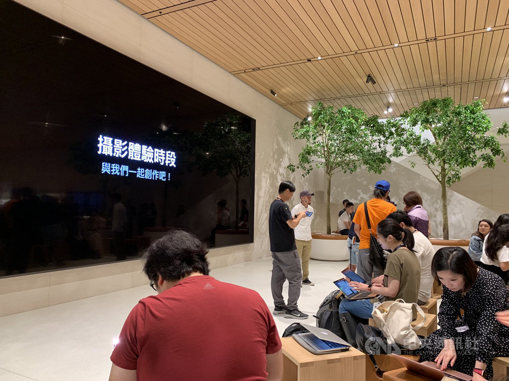蘋果公司(Apple)在台第2家直營店「Apple信義A13」13日舉辦媒體預覽活動,由知名攝影師趙培均擔任講師,說明iPhone攝影技巧。中央社記者吳家豪攝 108年6月13日