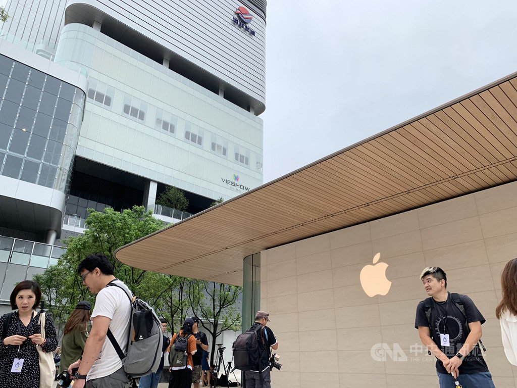 蘋果公司(Apple)在台第2家直營店「Apple信義A13」即將開幕,座落於台北市信義區A13大遠百旁的松壽路與松仁路口,13日舉辦媒體預覽活動。中央社記者吳家豪攝 108年6月13日