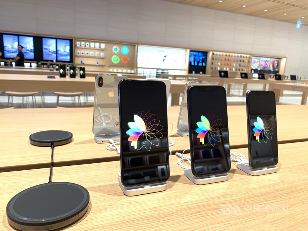 蘋果公司(Apple)在台第2家直營店「Apple信義A13」13日舉辦媒體預覽活動,店內展示包含iPhone等超過200種商品。中央社記者吳家豪攝 108年6月13日