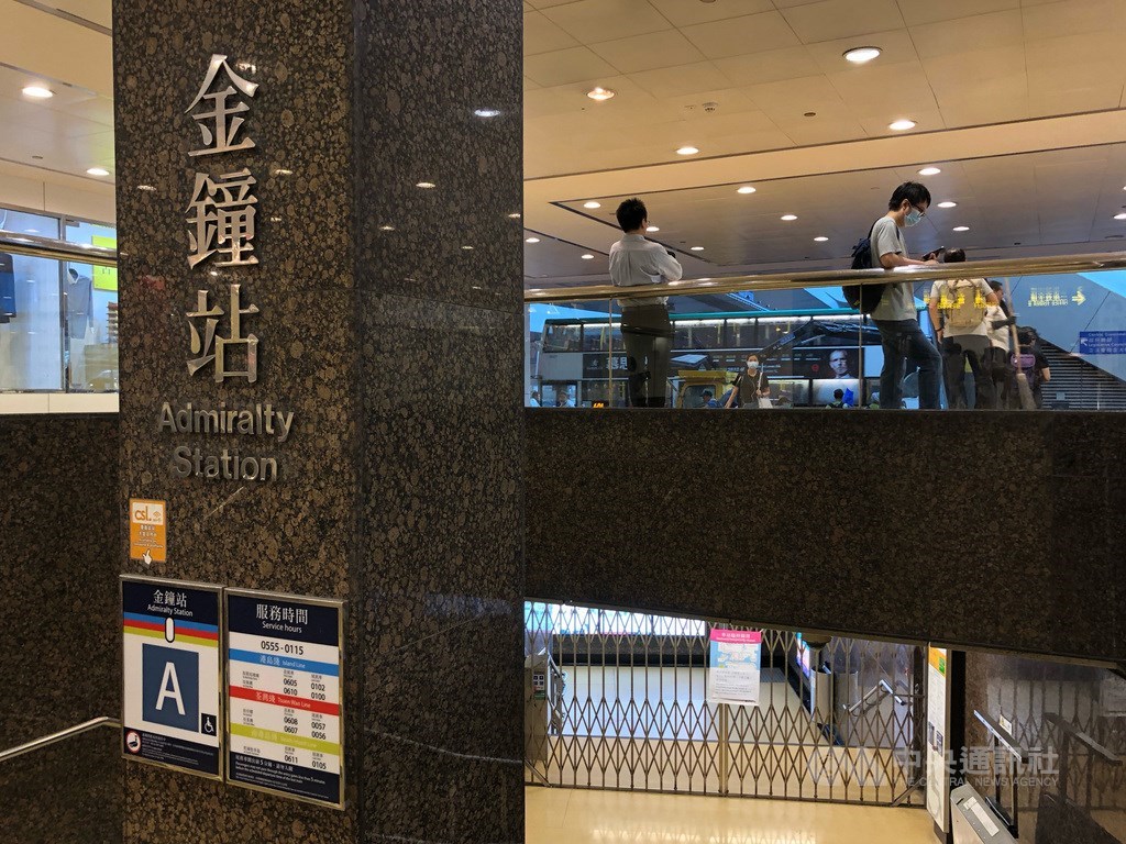 香港反送中示威運動13日告一段落,立法會金鐘附近街道恢復正常通行,港鐵金鐘站因應警方要求仍暫時關閉。中央社記者王飛華攝 108年6月13日