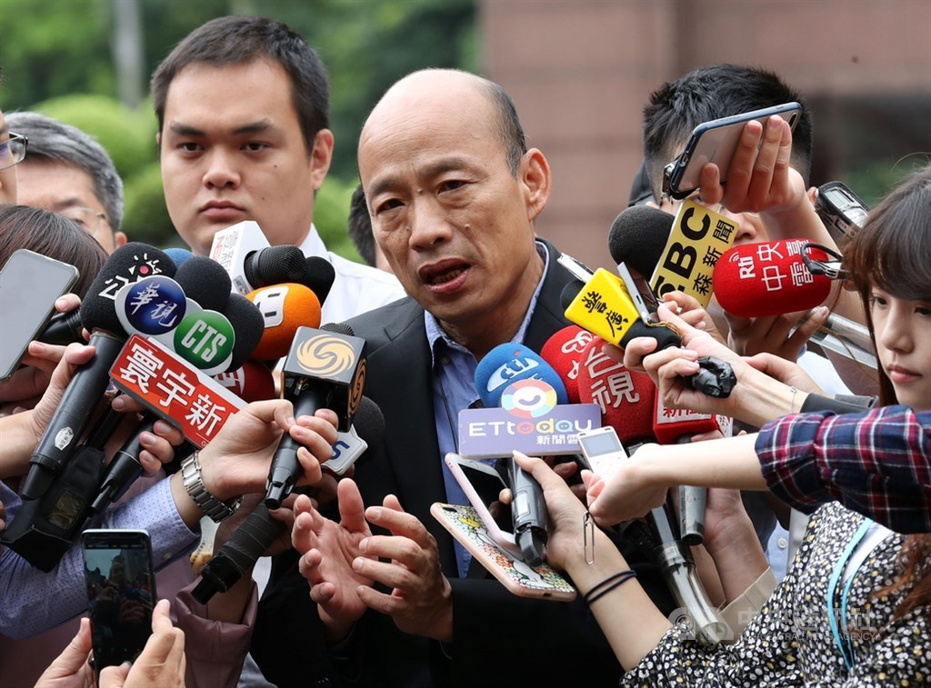 高雄市長韓國瑜(中)13日出席行政院會後受訪表示,高雄地區一定需要一個可以全天候24小時營運的機場,行政院、交通部民航局應再來跟高雄市政府共同思考,未來可以再進一步評估。中央社記者張皓安攝 108年6月13日