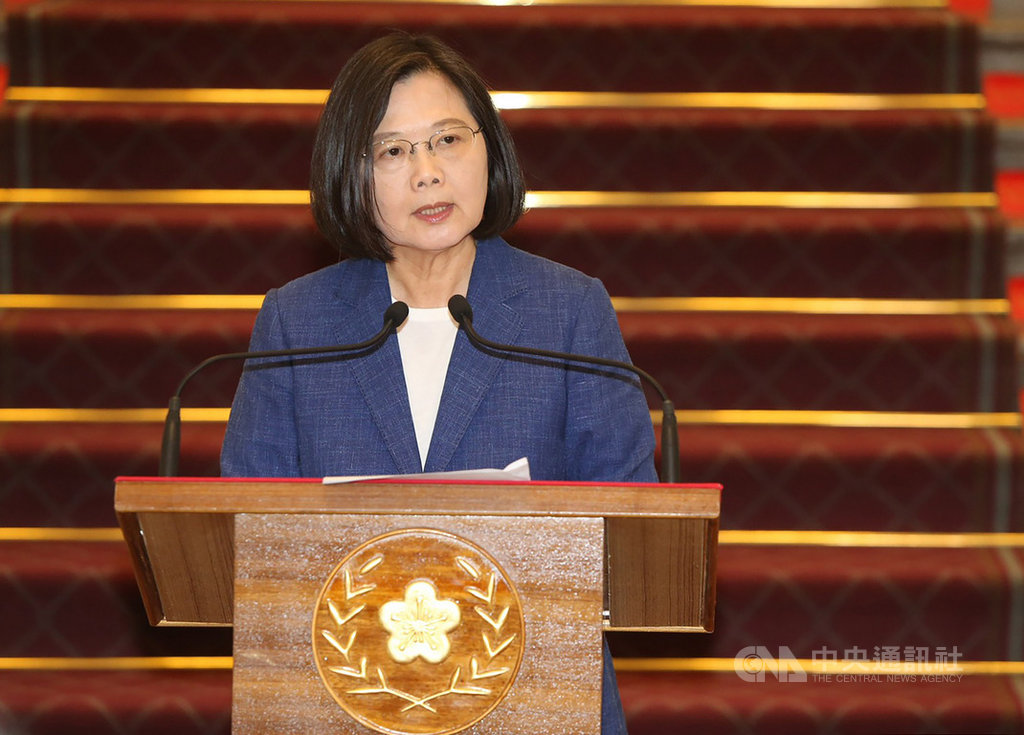 總統蔡英文13日下午在總統府舉行記者會,針對香港反送中事件、桃園歹徒挾持人質案等發表談話,隨後並接受媒體提問,回應民進黨總統初選議題。中央社記者鄭傑文攝 108年6月13日
