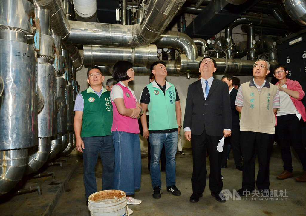 民進黨籍立委蘇巧慧(左2)13日與文化部次長李連權(前右2)等人會勘新北市鶯歌陶博館,協助陶博館爭取修繕經費,以提升民眾參觀品質。(蘇巧慧辦公室提供)中央社記者黃旭昇新北市傳真 108年6月13日
