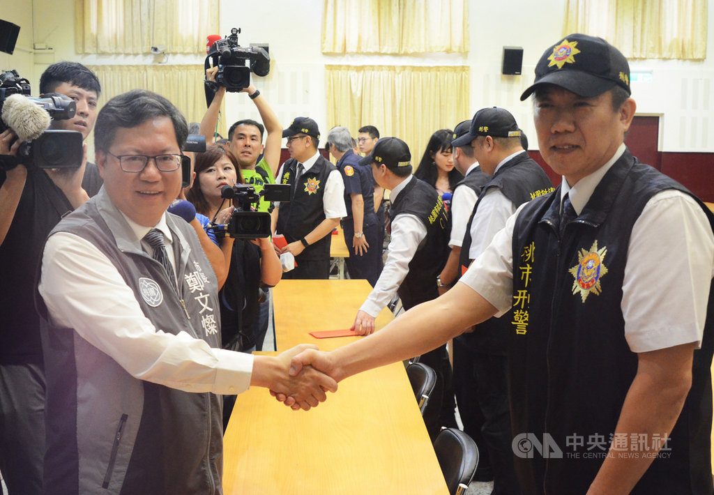 桃園市12日發生嫌犯持槍挾持人質事件,警方英勇解圍;桃園市長鄭文燦(前左)13日上午前往桃園市政府警察局頒發獎金給參與行動的警方,同時也為警方高度喝采。中央社記者邱俊欽桃園攝 108年6月13日