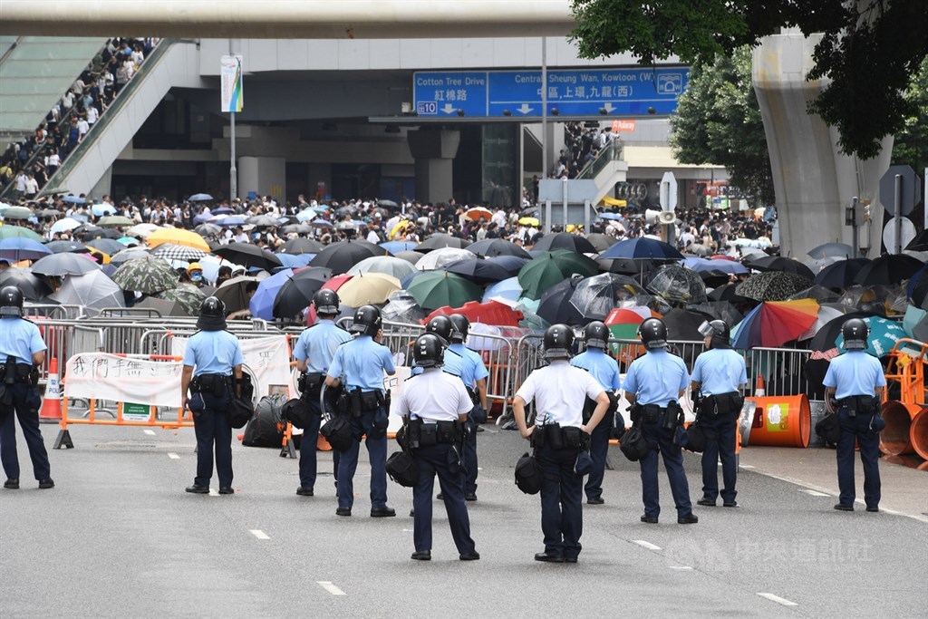 香港立法會原定12日上午11時開會,針對逃犯條例修訂草案進行二讀,但立法會主席指示延後舉行;一早有逾萬名年輕人包圍立法會及占領主要幹道,抗議逃犯條例草案進行二讀。中央社記者王飛華攝 108年6月12日