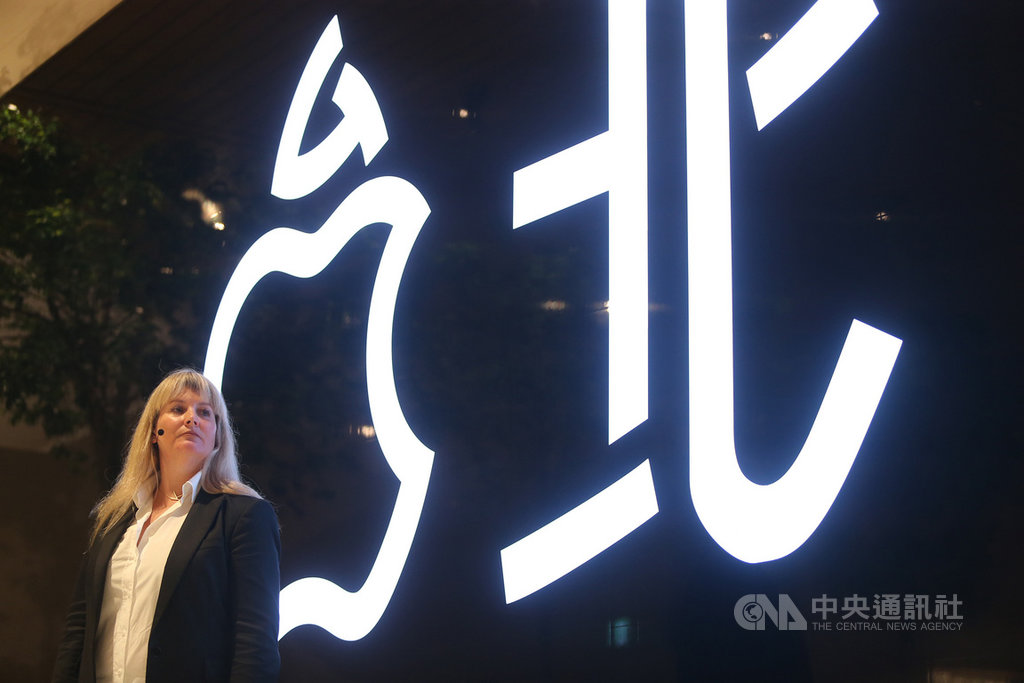 蘋果公司(Apple)在台第2家直營店「Apple信義A13」13日舉辦媒體預覽活動,蘋果台灣市場總監佩特拉利亞(Kristen Petralia)出席致詞,歡迎大家來到位於台北市信義區精華地段的新店落成。中央社記者徐肇昌攝 108年6月13日