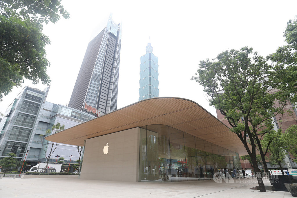 蘋果公司(Apple)在台第2家直營店「Apple信義A13」將於15日開幕,外觀採用碳纖維強化屋頂,由石墩支撐,與旁邊廣場無縫銜接。中央社記者徐肇昌攝 108年6月13日