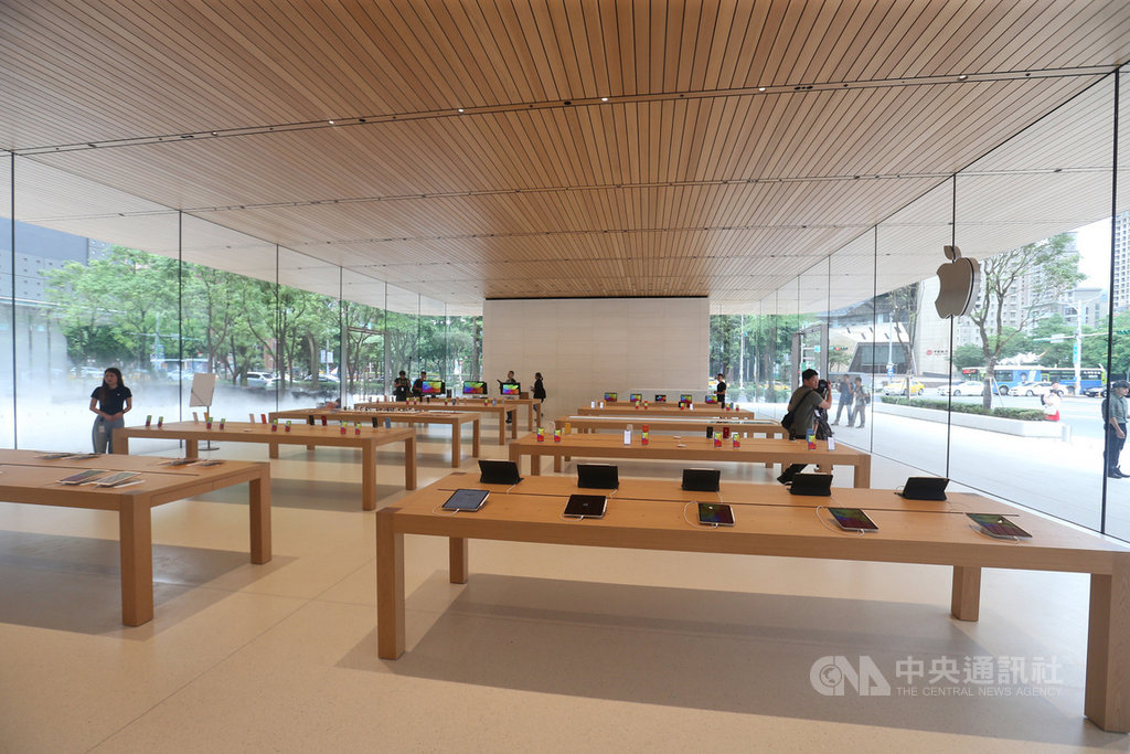 台北第2家蘋果直營店「Apple信義A13」將在15日開幕,一樓有多張體驗桌展示各項產品。中央社記者徐肇昌攝 108年6月13日