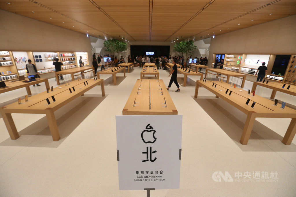 蘋果公司(Apple)在台第2家直營店「Apple信義A13」將於15日開幕,13日舉辦媒體預覽活動,店內展示各項產品。中央社記者徐肇昌攝 108年6月13日