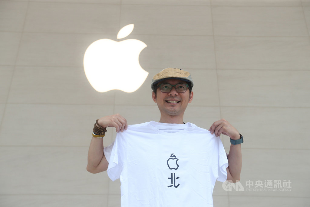 蘋果公司(Apple)在台第2家直營店「Apple信義A13」13日舉辦媒體預覽活動,並宣布15日開幕當天首批進入店內的顧客將有機會獲贈紀念T恤。中央社記者徐肇昌攝 108年6月13日