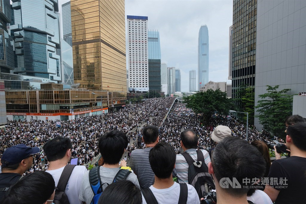 香港9日爆發反送中大遊行後,12日上午起又有逾萬名年輕人包圍立法會並占領主要幹道,金鐘地區午後更是塞滿抗議人潮。中央社記者王飛華攝 108年6月12日