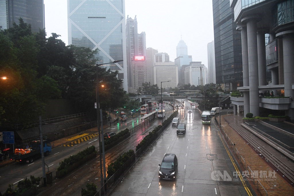 香港反送中示威運動13日告一段落,立法會金鐘附近街道恢復正常通行。中央社記者王飛華攝 108年6月13日
