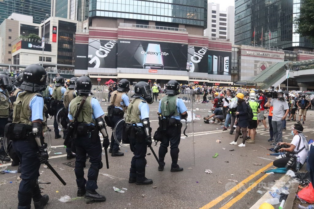 香港「反送中」示威12日衝突升高,警方將抗議群眾向外驅散。中央社記者張謙香港攝 108年6月12日