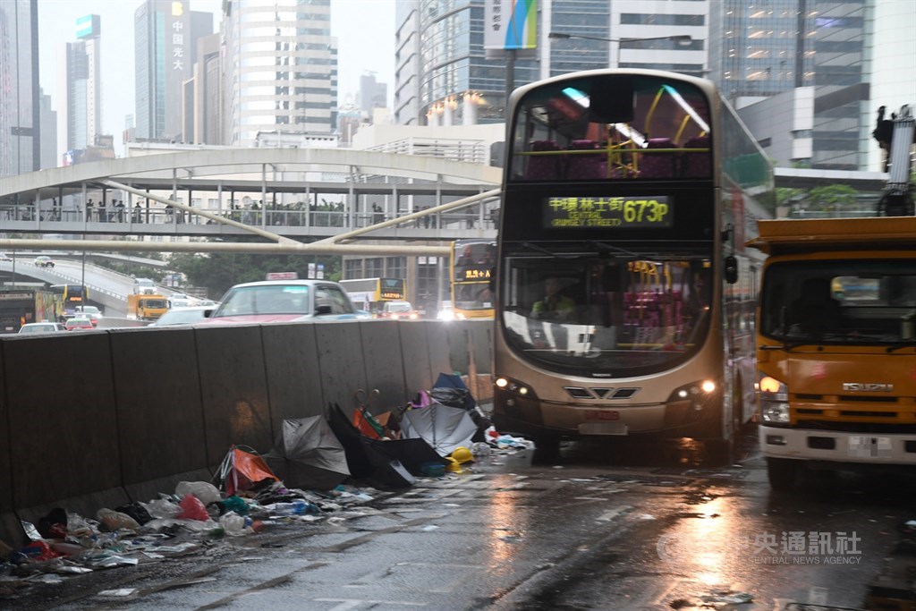 香港反送中示威運動13日告一段落,立法會金鐘附近街道恢復正常通行,民眾散去後街上很多垃圾,一片狼藉。中央社記者王飛華攝 108年6月13日