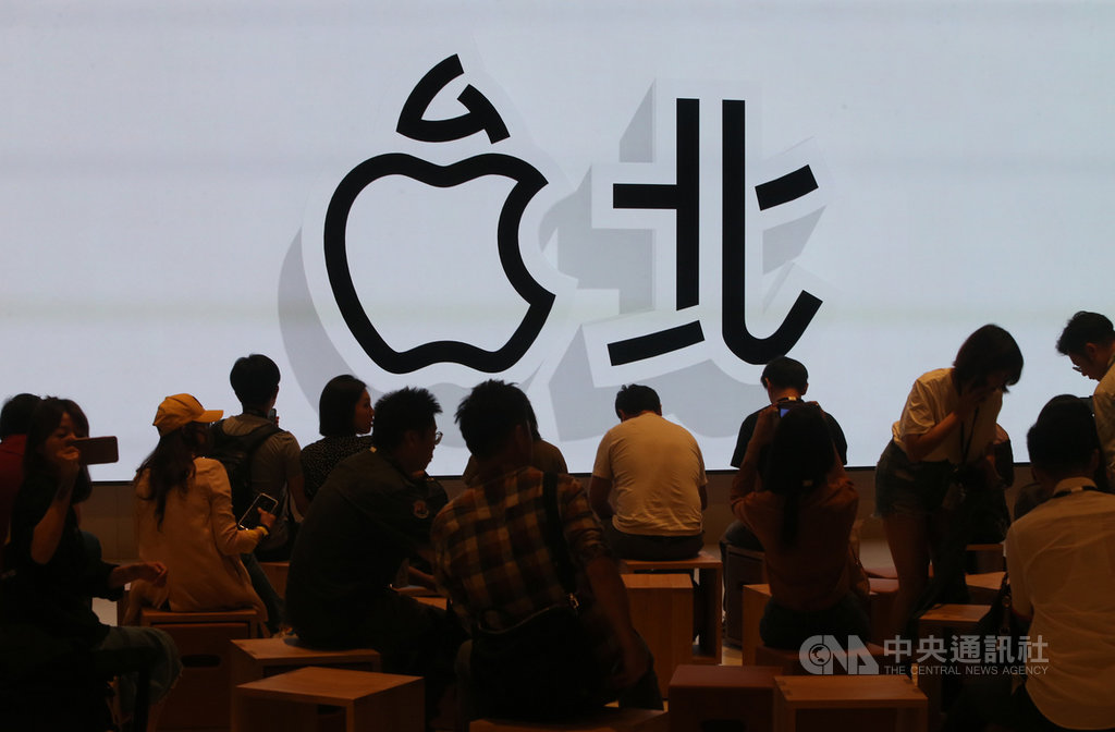 Apple 信義 A13 台北直營店15日即將開幕,蘋果特別設計了「蘋果台北」的字樣,十分有趣吸睛。中央社記者徐肇昌攝 108年6月13日