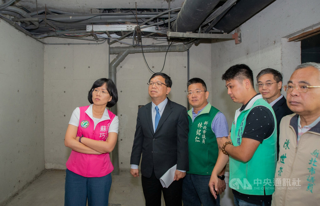 新北市立鶯歌陶瓷博物館各項設備老舊經常故障,文化部次長李連權(左2)13日與立委、議員等人前往會勘後表示,將分階段協助空調設備及結構設施修繕經費。中央社記者黃旭昇新北市傳真 108年6月13日