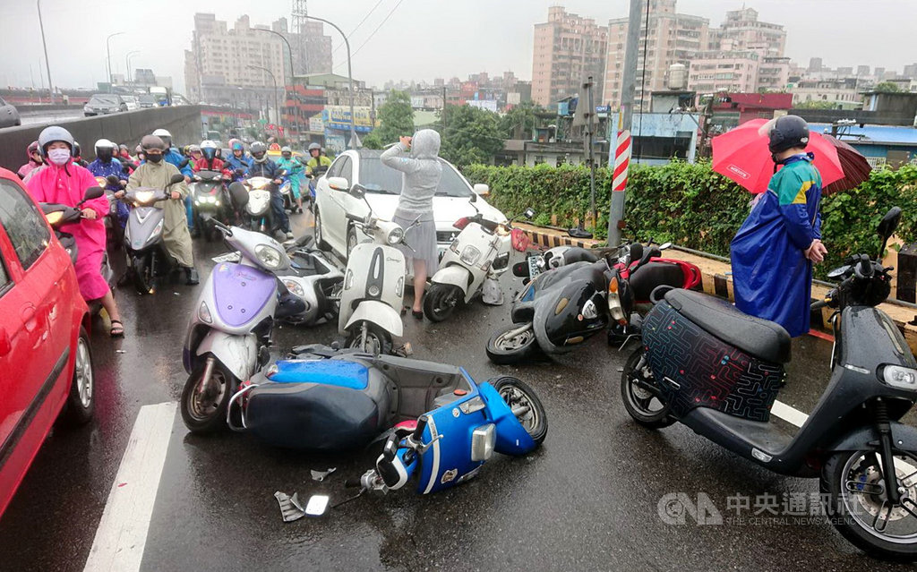 新北市五股區4號越堤道的堤外上坡處13日上午發生車禍,一輛轎車誤踩油門撞到停等紅燈的機車。5名傷者都意識清醒、肢體輕微擦傷,送醫治療。(消防局提供)中央社記者黃旭昇新北傳真 108年6月13日