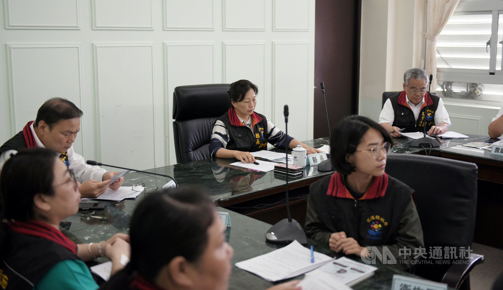 花蓮縣政府13日召開跨局處防治秋行軍蟲及分工會議,成立「秋行軍蟲疫情監控處理小組」,縣長徐榛蔚(後中)要求各單位加強宣導秋行軍蟲型態辨識、通報管道及防治方式。 (花蓮縣政府提供)中央社記者李先鳳傳真 108年6月13日