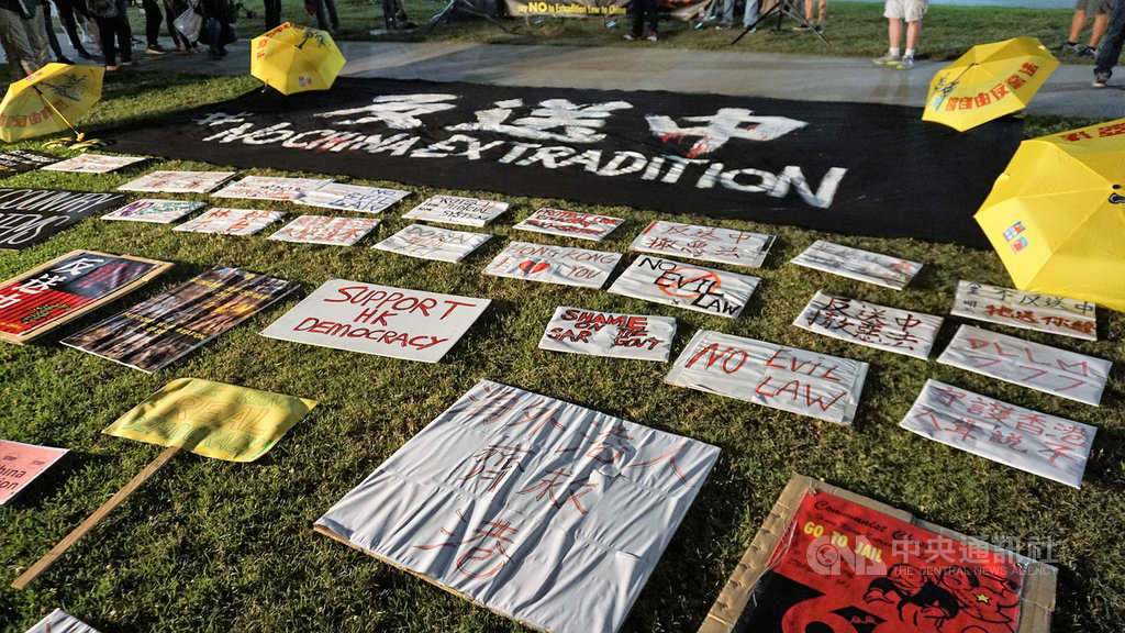 上百名海外香港人12日聚集在加州蒙特瑞公園市,聲援香港「反送中」行動,許多人自製標語表達心聲。中央社記者林宏翰洛杉磯攝 108年6月13日