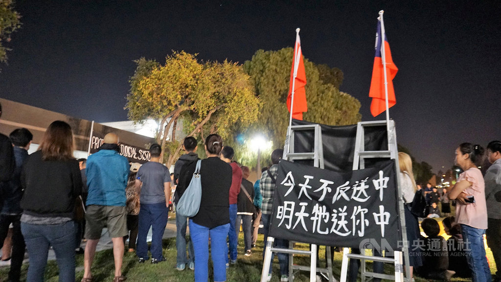 上百名海外香港人12日聚集在加州蒙特瑞公園市,聲援香港「反送中」行動,受訪者向中央社記者表示:「不要相信中共甜言蜜語,不要相信一國兩制。」中央社記者林宏翰洛杉磯攝 108年6月13日