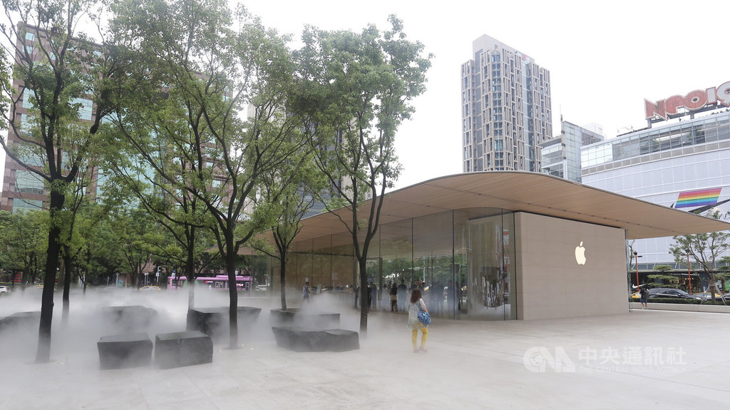 蘋果公司(Apple)在台第2家直營店「Apple信義A13」將於15日開幕,13日開放媒體搶先預覽,戶外廣場具噴水霧設計。中央社記者徐肇昌攝 108年6月13日
