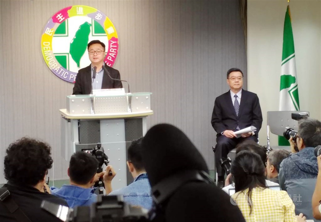 民進黨13日中午在中央黨部召開記者會,由民進黨秘書長羅文嘉(左)主持,民進黨主席卓榮泰(右)公布總統初選民調結果,總統蔡英文民調以35.68%勝過前行政院長賴清德的27.48%。中央社記者施宗暉攝 108年6月13日