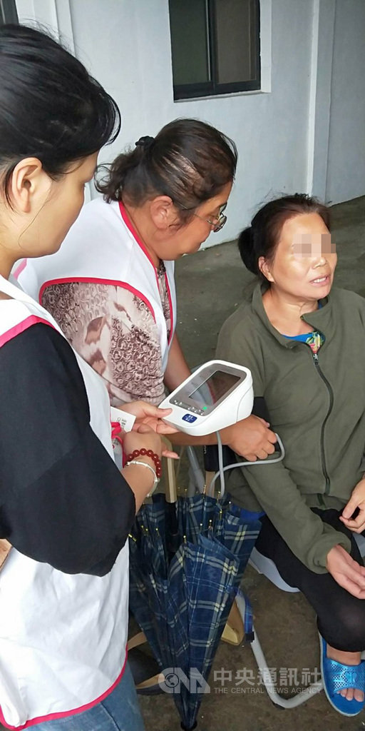 馬祖南竿西靖廬目前收容2名偷渡客,已超過移民署留置收容的期限,馬祖紅十字會人員近日前往關懷等待遣返的偷渡客,並提供必要的生活物資。(紅十字會馬祖支會提供)中央社 108年6月13日