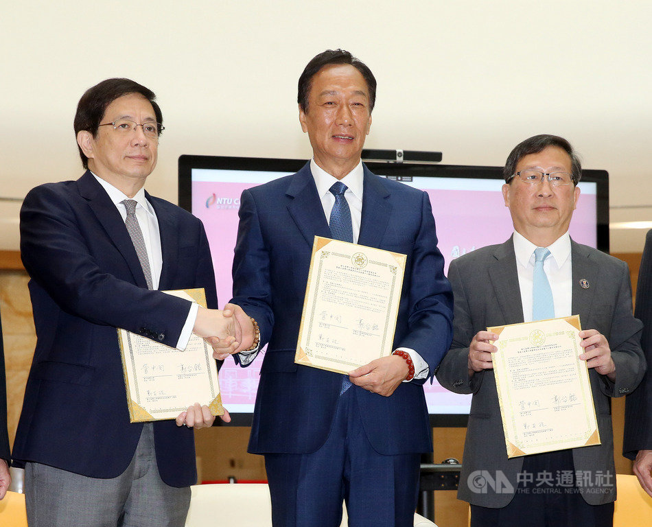 永齡基金會攜手台大抗癌,卻傳出醫療器材未到位,鴻海董事長郭台銘13日親自出席「永齡攜手台大抗癌捐贈決心不變媒體說明會」發表聲明,並再加捐新台幣50億。圖左起台大校長管中閔、永齡健康基金會創辦人郭台銘、台大癌醫中心醫院院長鄭安理。中央社記者郭日曉攝 108年6月13日