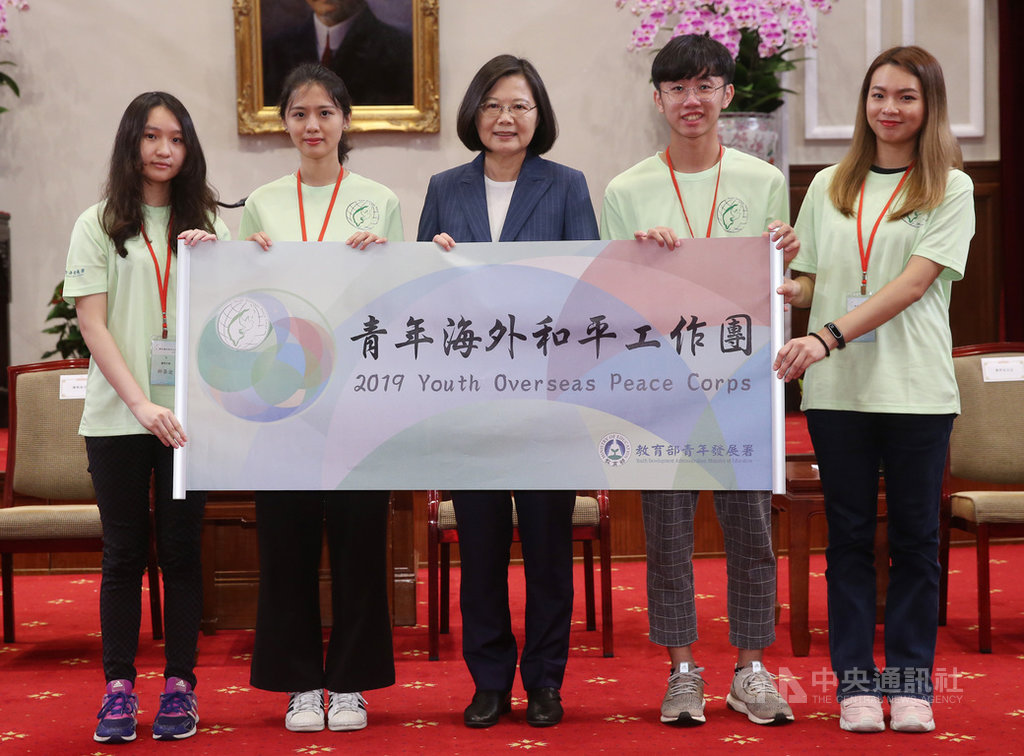 總統蔡英文(中)14日在總統府接見108年青年海外和平工作團,授旗給工作團志工代表。中央社記者鄭傑文攝 108年6月14日