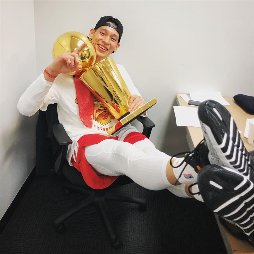 NBA多倫多暴龍奪下隊史首座總冠軍,效力於暴龍隊的林書豪也成了NBA第一個拿到總冠軍的亞裔美籍球員。(圖取自IG網頁instagram.com/jlin7)
