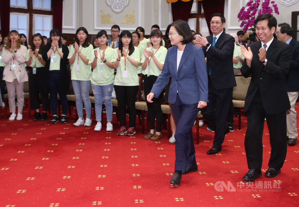 總統蔡英文(前右2)14日在總統府,由教育部長潘文忠(前右)陪同,接見108年青年海外和平工作團志工代表。中央社記者鄭傑文攝 108年6月14日