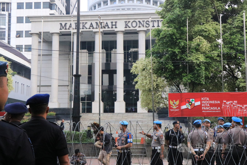 為預防街頭抗議重演,印尼憲法法庭外部署大量軍警。中央社記者石秀娟雅加達攝 108年6月14日