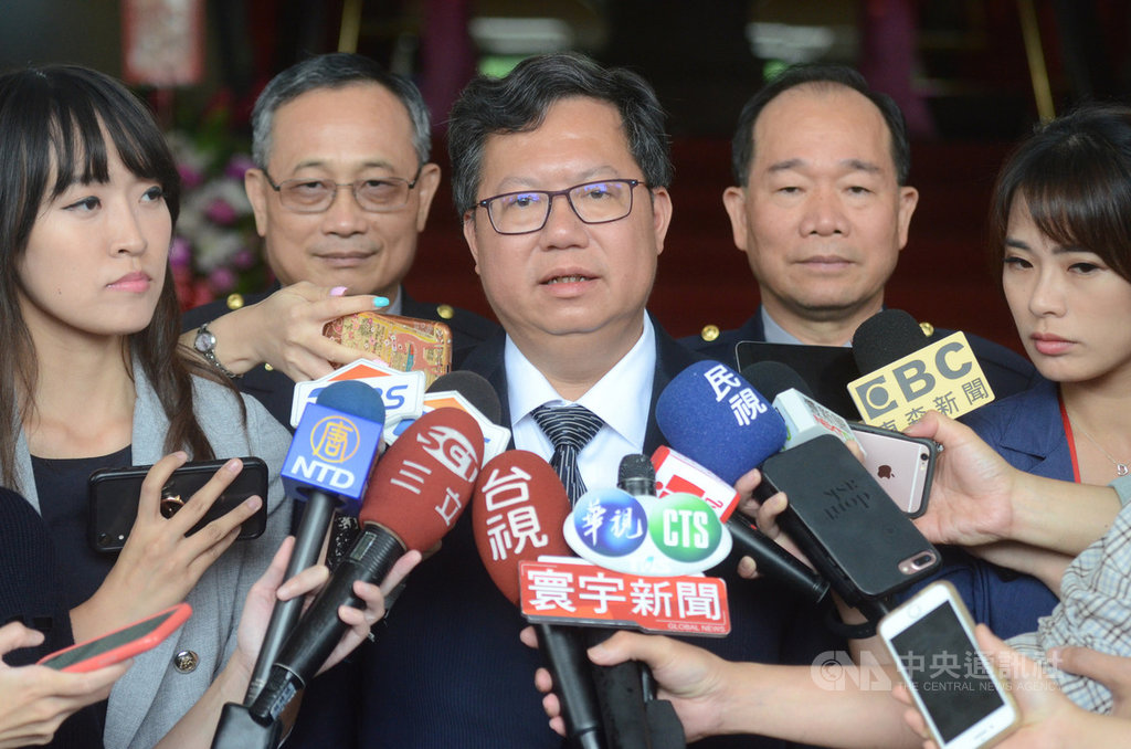 桃園市長鄭文燦(中)14日受訪時被問及是否會擔任總統蔡英文競選連任時的副手,他表示「沒想過」,但希望未來民進黨能1加1大於2,然後再加1,再加1,把團結當勝選的起點。中央社記者邱俊欽桃園攝 108年6月14日