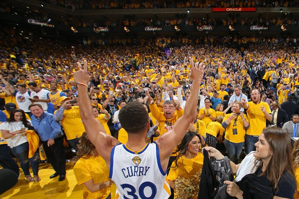 NBA金州勇士王朝奠基於2009年,當時球團透過選秀會於首輪第7順位挑入柯瑞(背號30);2011年選秀會,勇士在首輪第11順位選中湯普森,他和柯瑞聯手組成的浪花兄弟拍檔。(圖取自twitter.com/warriors)