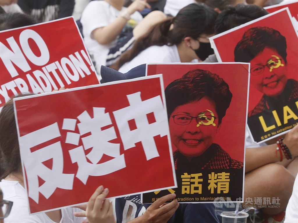 香港政府修訂逃犯條例引起港人強烈反彈,爆發「反送中」抗議運動。(中央社檔案照片)