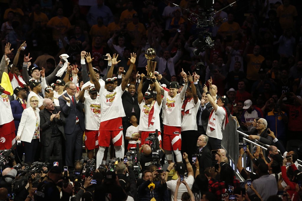 NBA暴龍13日砲火猛烈,共4名球員得分突破20分大關,最終以114比110客場取勝,奪得隊史首座總冠軍。(圖取自twitter.com/Raptors)