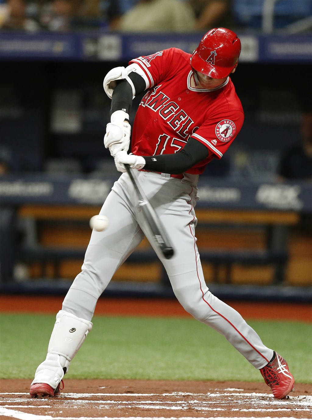 效力洛杉磯天使隊的日本球星大谷翔平13日在比賽中敲出全壘打、二壘打、三壘打、一壘打,成為大聯盟史上造「完全打擊」的第一名日本球員。(共同社提供)