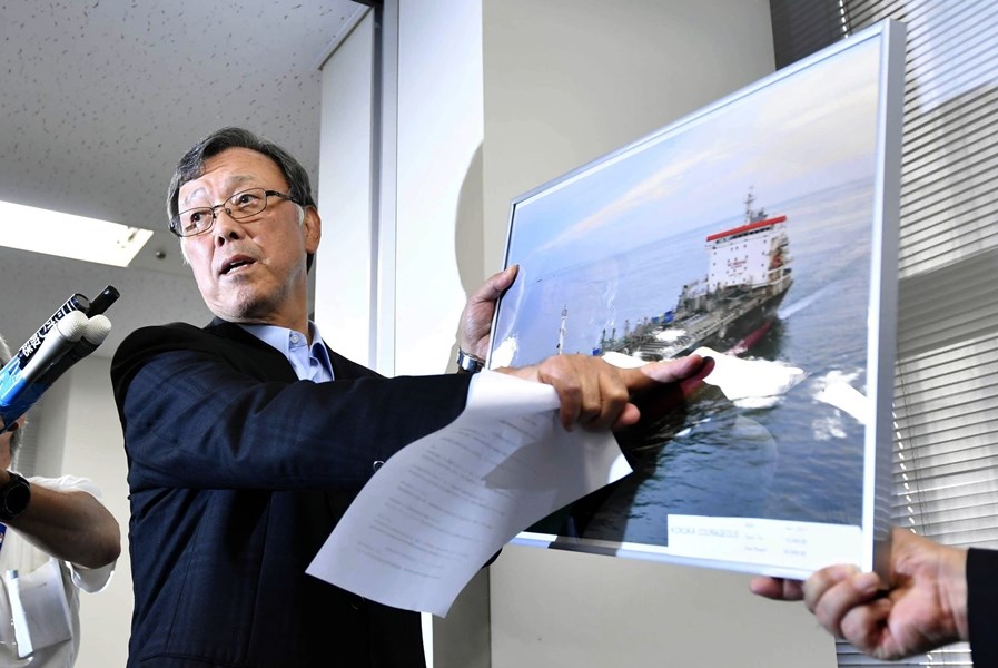 國華產業社長堅田豐14日表示,船員說油輪是遭受上方飛來物體所攻擊。(共同社提供)