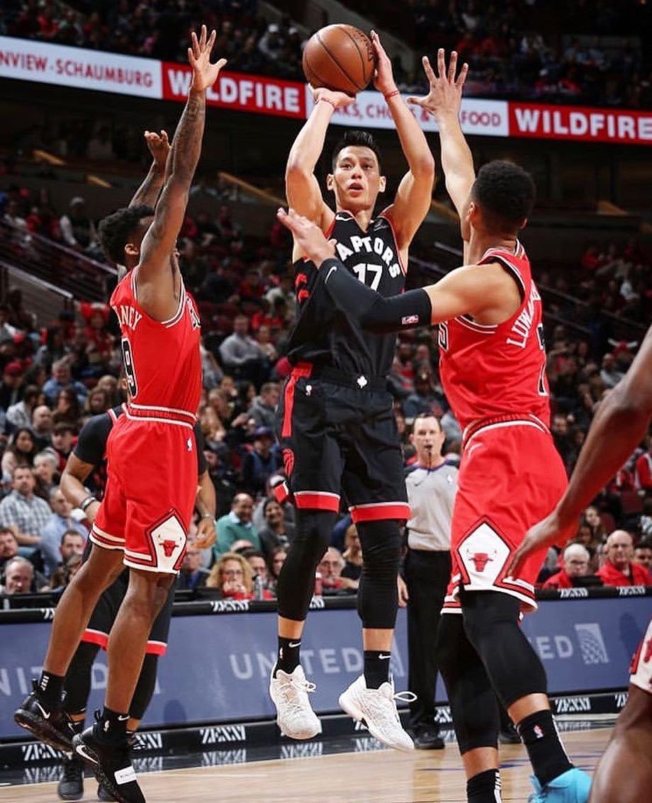 NBA台裔球星林書豪(中)2月時加盟多倫多暴龍隊後,不僅出賽時間縮水,各項數據也稍有下滑,所幸他在暴龍得到其他球隊都沒有的回報,就是將可獲得一枚總冠軍戒。(圖取自IG網頁instagram.com/jlin7)