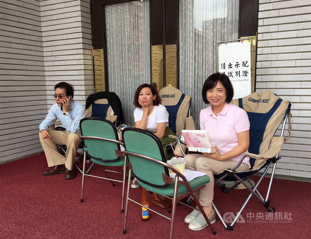 立法院擬17日起召開臨時會,民進黨團為讓議程依黨團規劃進行,民進黨立委14日上午起在議場前排班將直到17日,民進黨立委何欣純(右)、陳靜敏(中)、鍾孔炤(左)等人也配合黨團運作,在議場前輪值。中央社記者陳俊華攝 108年6月14日