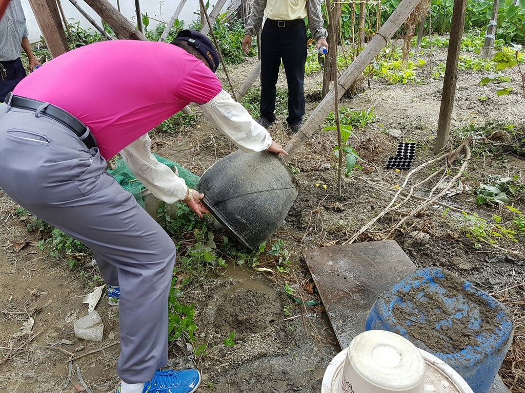 國內今年截至目前累計20例本土登革熱病例,均居住高雄市,其中19例為入夏後發生的群聚感染者。環保署呼籲民眾應仔細巡視家戶內外積水容器、將積水倒掉。(環保署提供)中央社